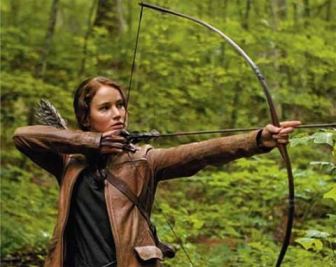 Katniss_Everdeen_Pulls_Back_Her_Bow_New_Hunger_Games_Image_1320794831